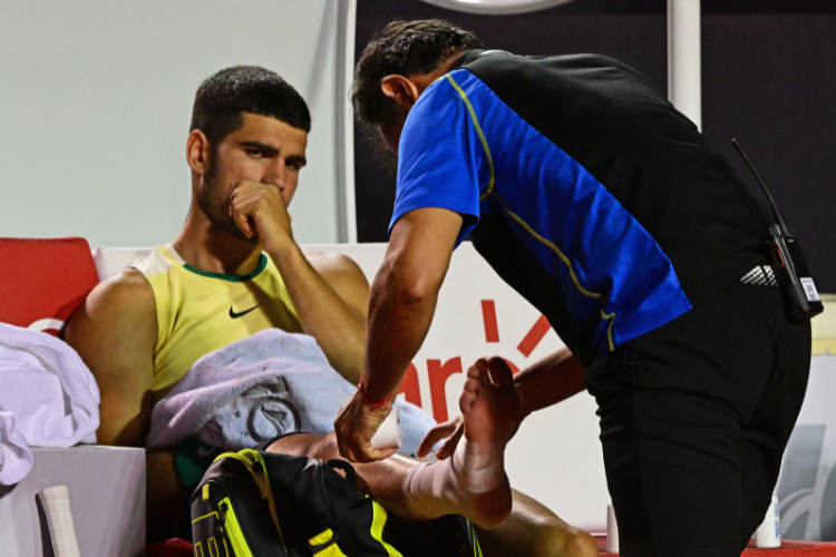 Alcaraz se machuca aps escorregar no saibro e desiste do Rio Open